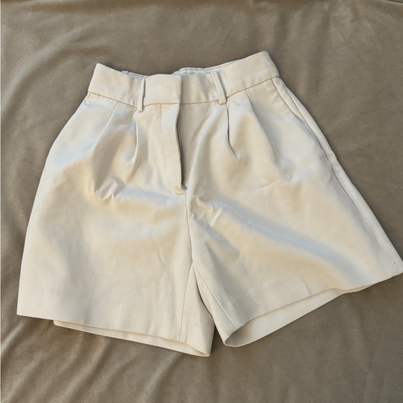 Aritzia Pleated Mini Short - Babaton - Size 00 - Picture 4 of 5